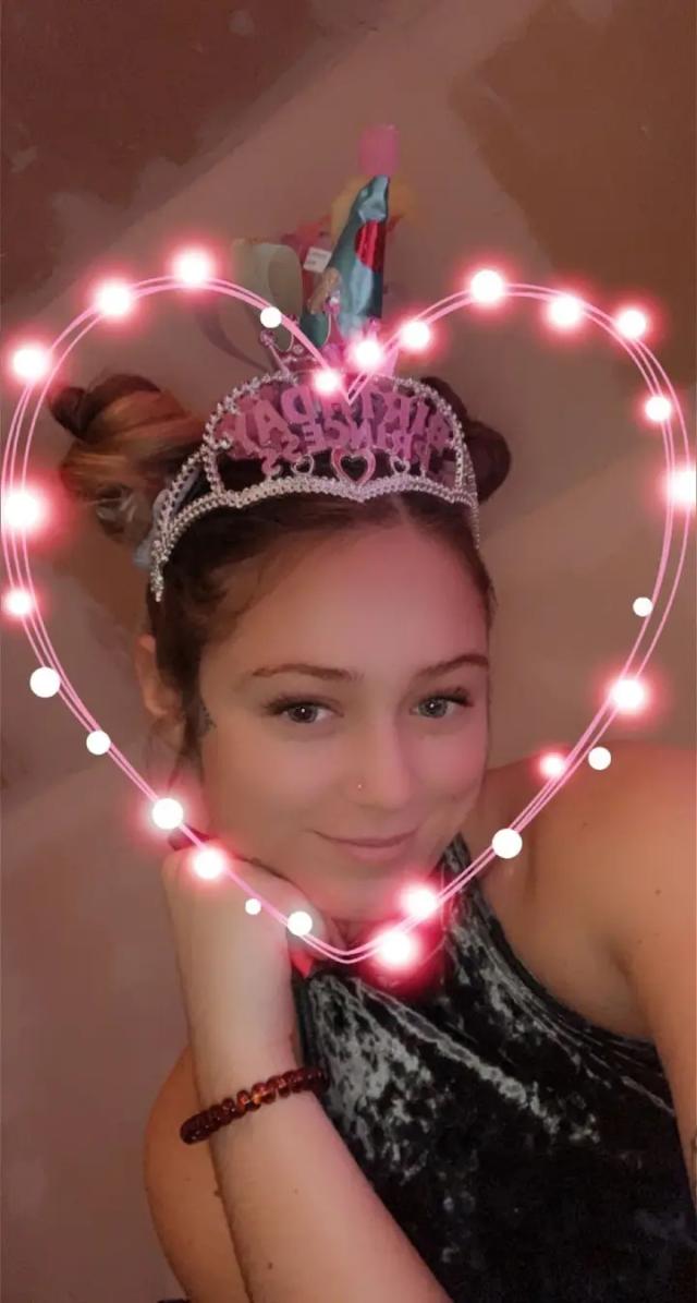 J😘