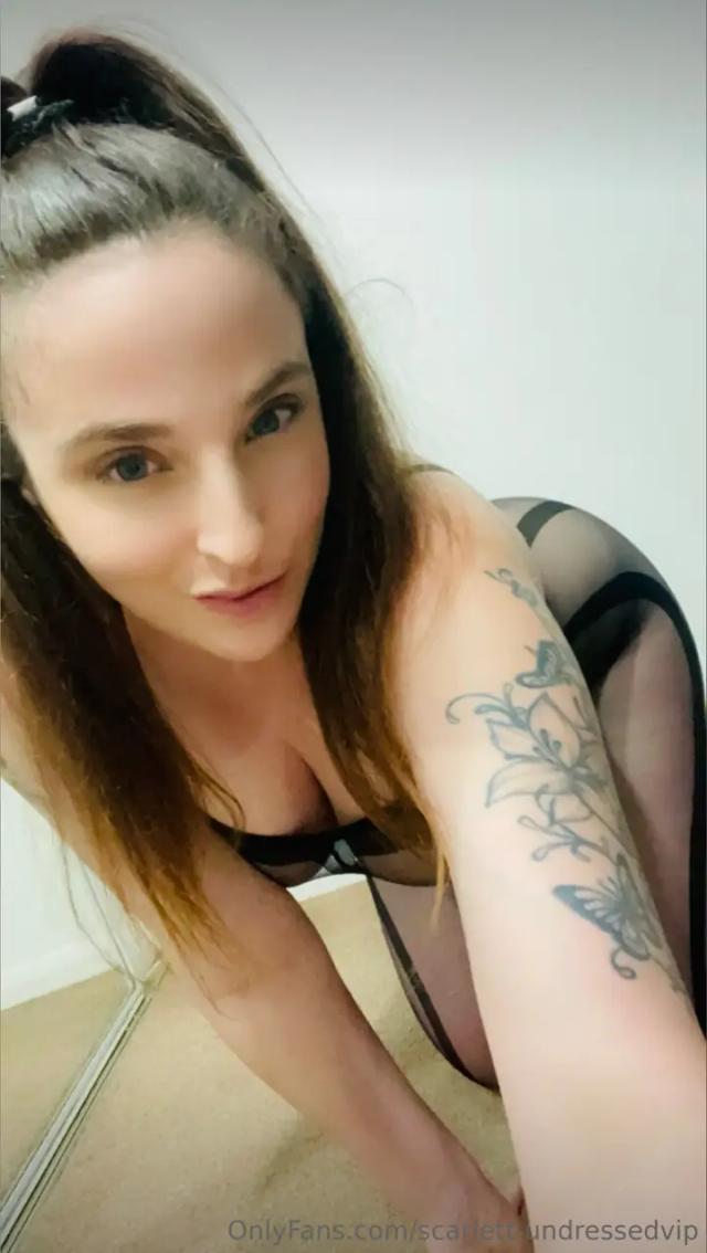 Scarlett-undressedVIP