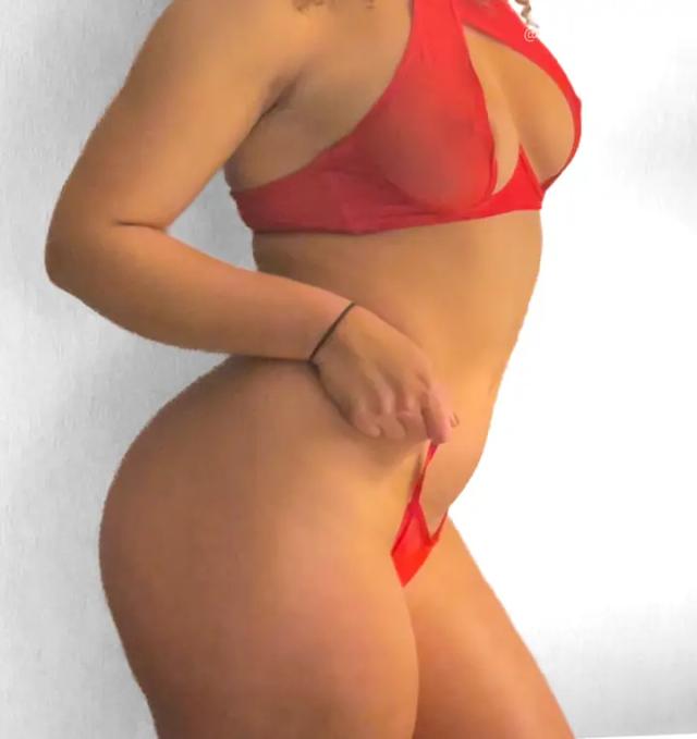 @YoungLatinHotwife