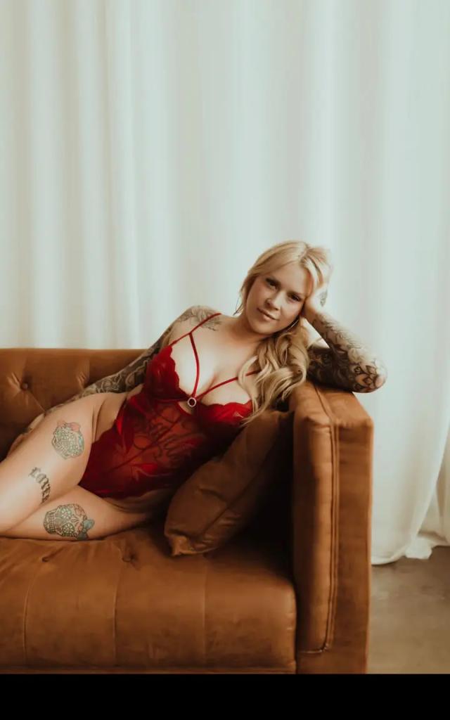 BustyBlonde