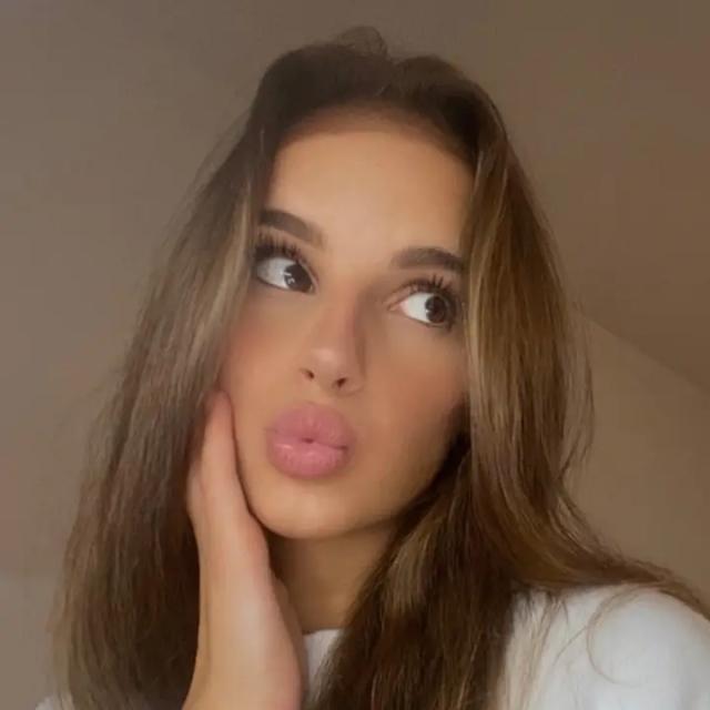 NEJHEZČÍ ČESKÁ BRUNETKA PEŤULA😽