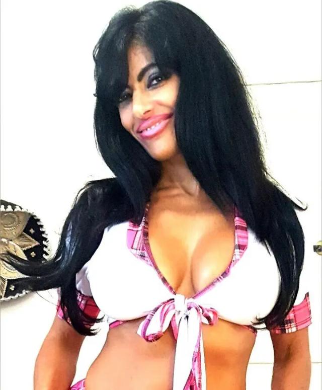 CLAUDIA SMITH naughty busty cougar 😻