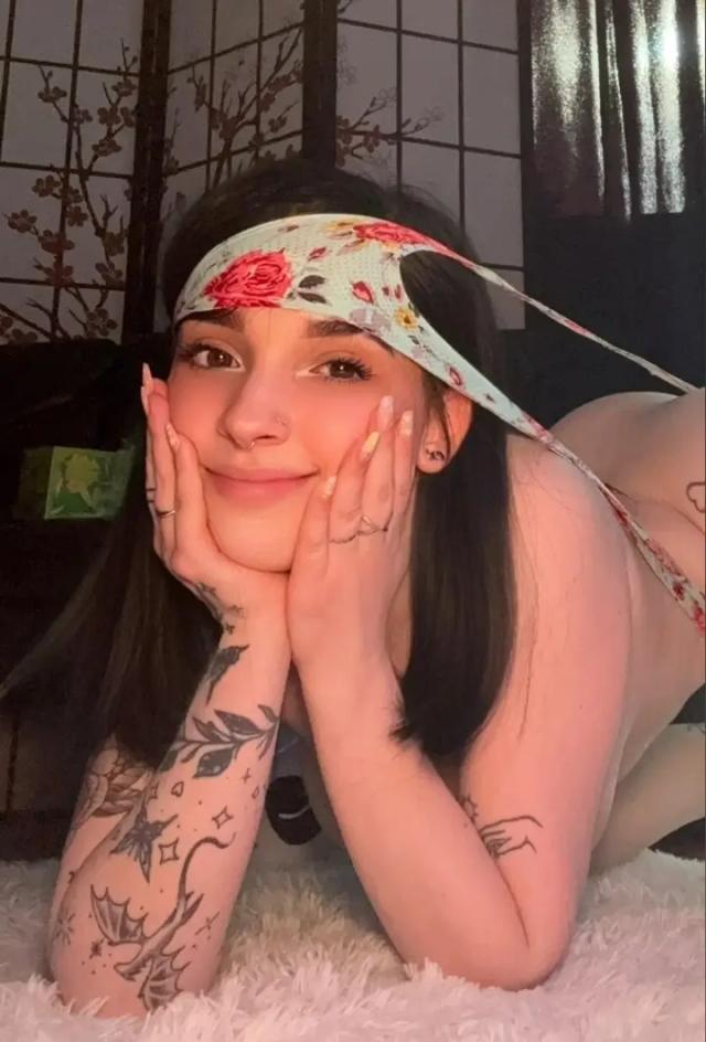 ฅ(•- •マ