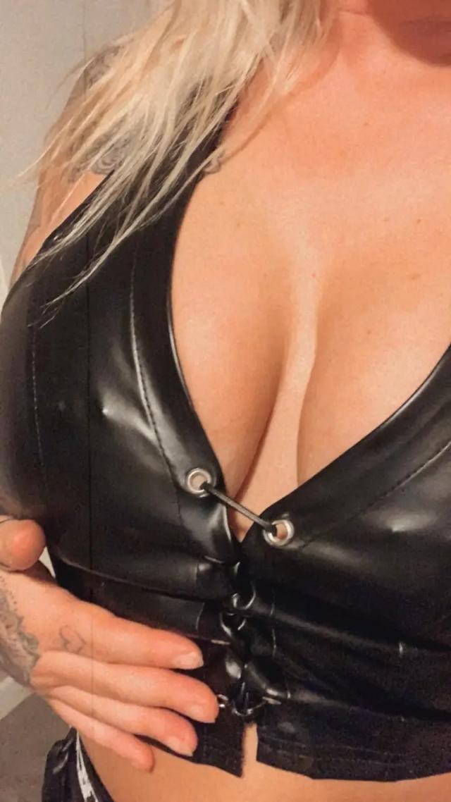 👑 Kinky_Inked_Milf👑