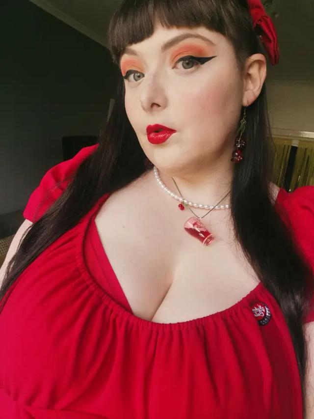 Ivy (Curvy&amp;Nerdy)