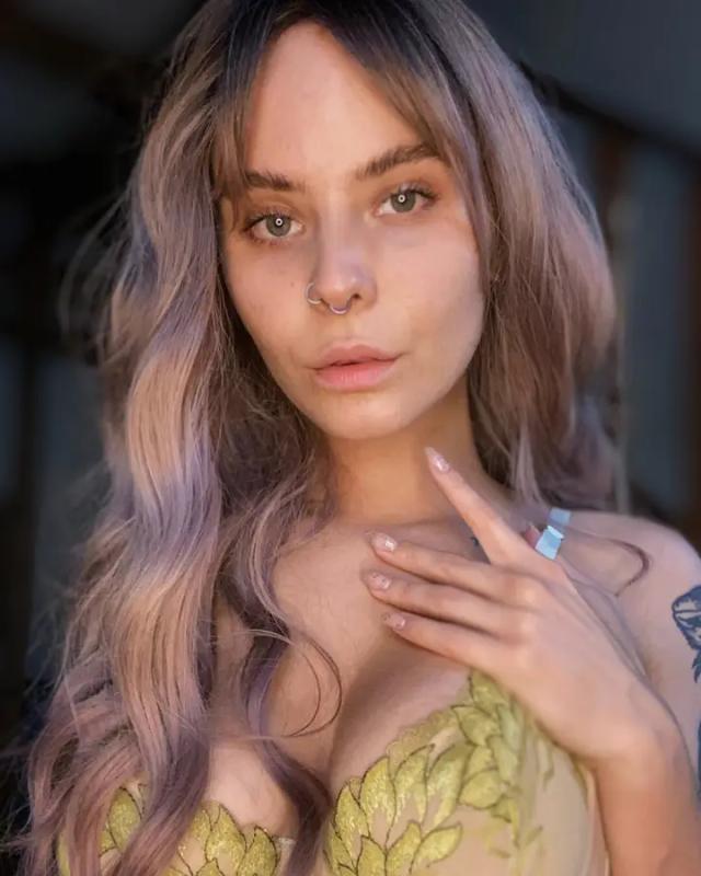 Eva Mariya 👽