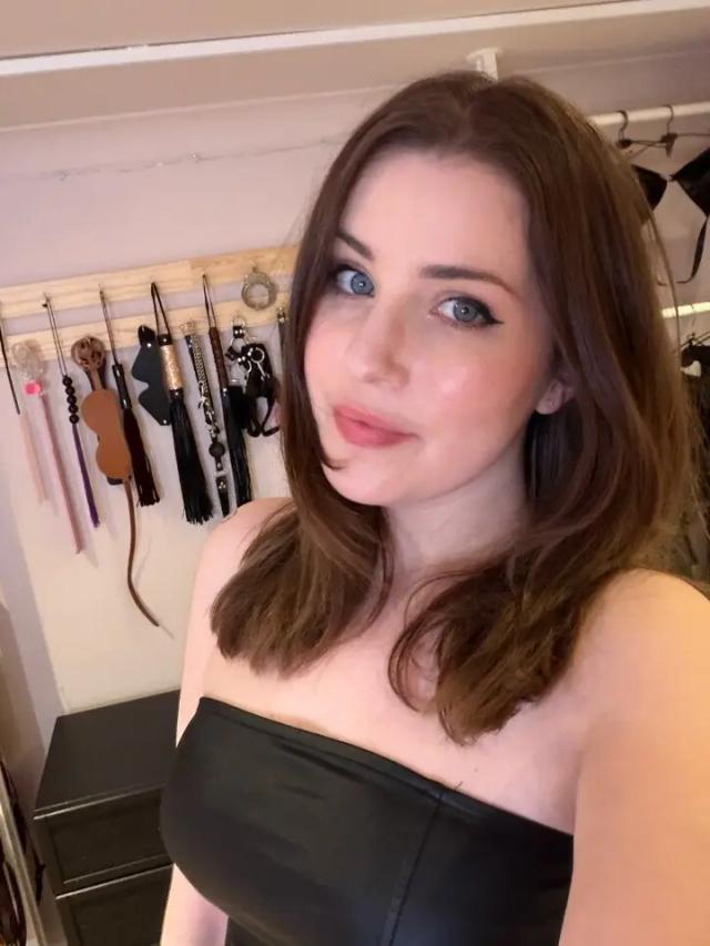 Larah Sky - Femdom