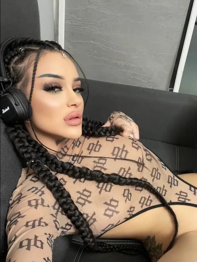 B E L L A 🖤 C R O S S
