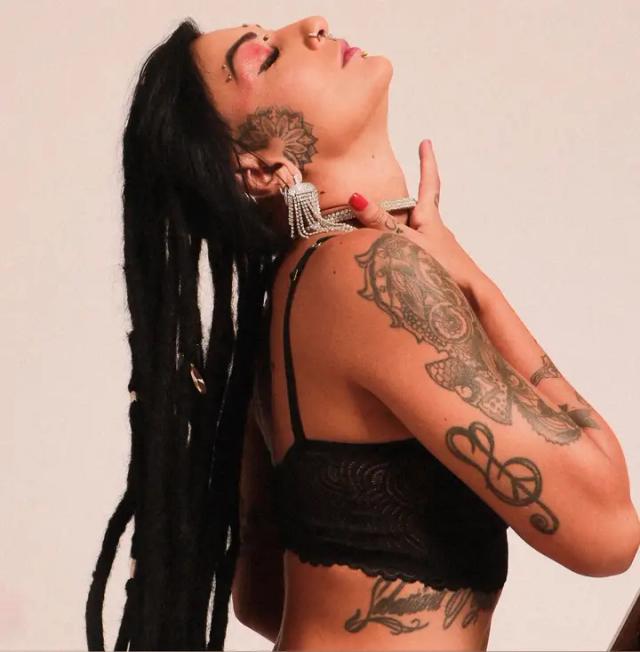 Caroleta Roots