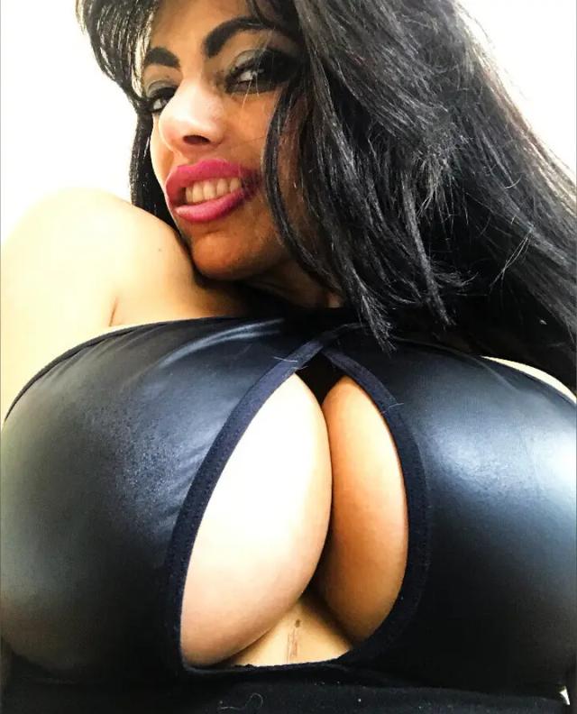 Claudia Smith ready for VCs &amp; Sexting!
