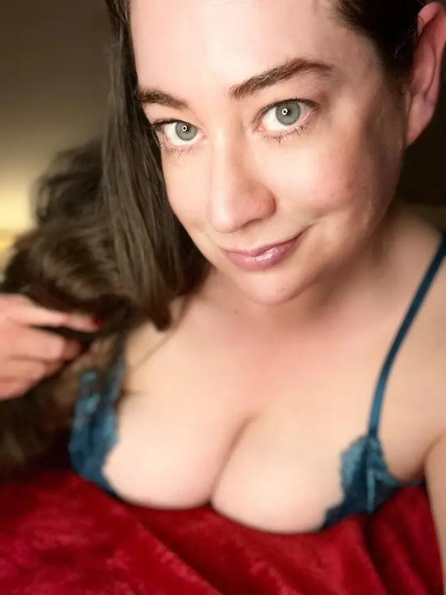 Hot Housewife Holly