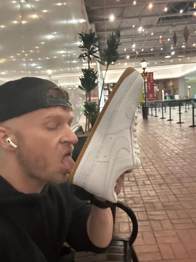 SLCSneakerLicker