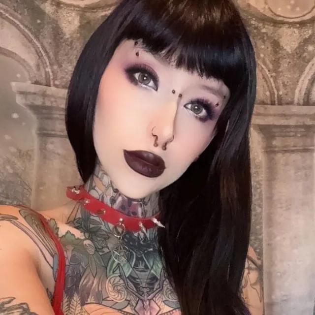 Goth M0mmy Lilli | big tiddy goth m¡lf