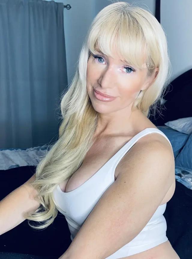 Sexy Malibu Mommy