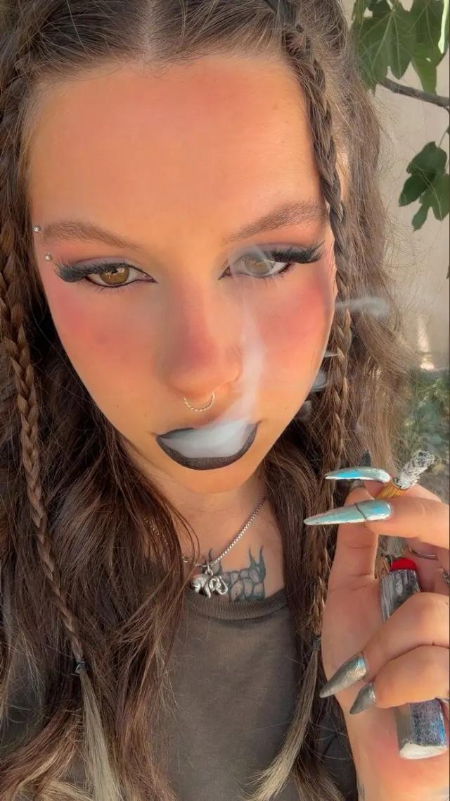 Smoking fetish queen🚬
