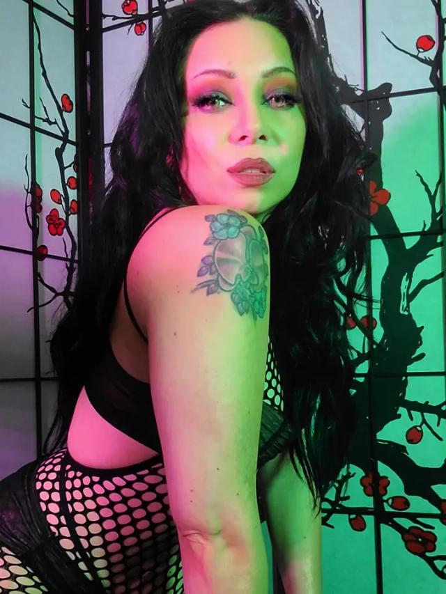 Phoenix De La Rosa