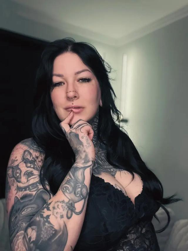 Curvy inked | Cyndie fox | Free