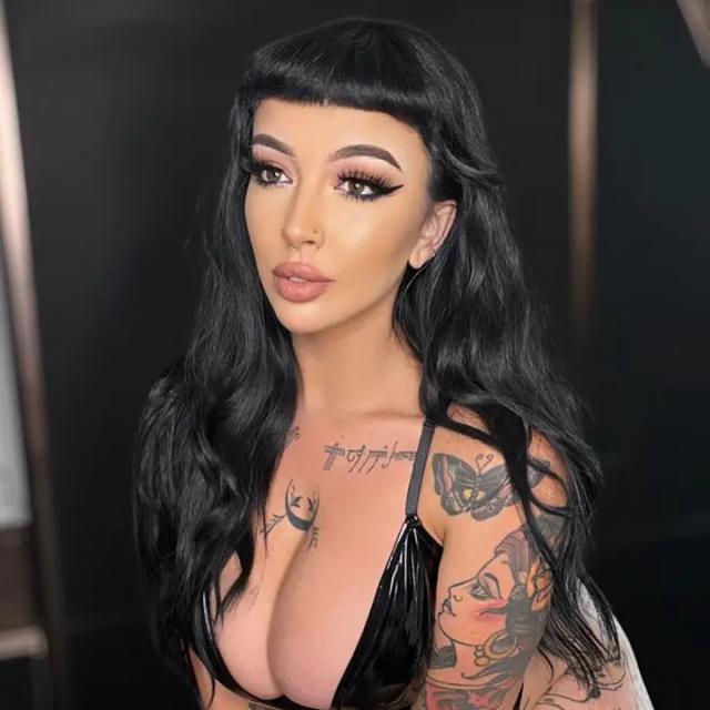 Katrina Oceana 🔞 PUSSY ON WALL