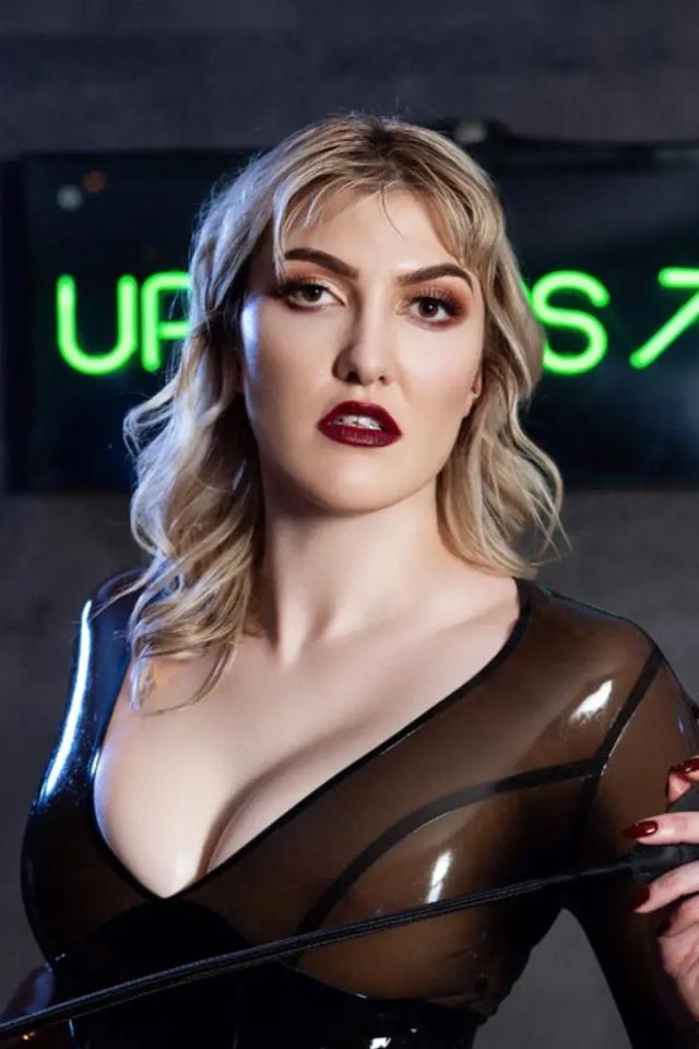 Pure muscular female supremacy - 6'2"