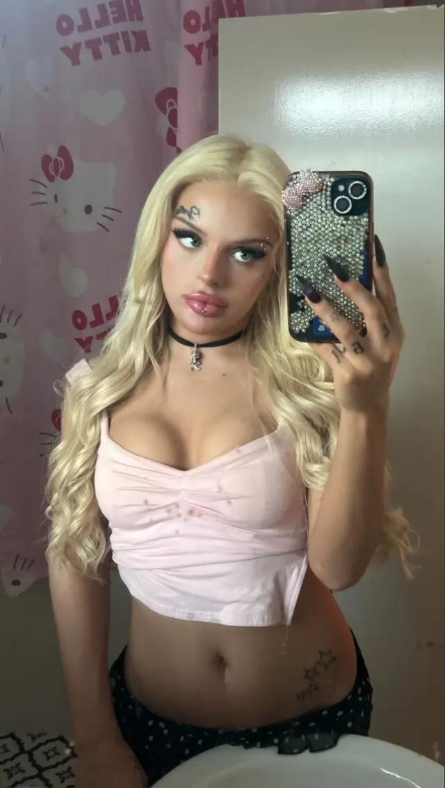 Roxxi 🖤