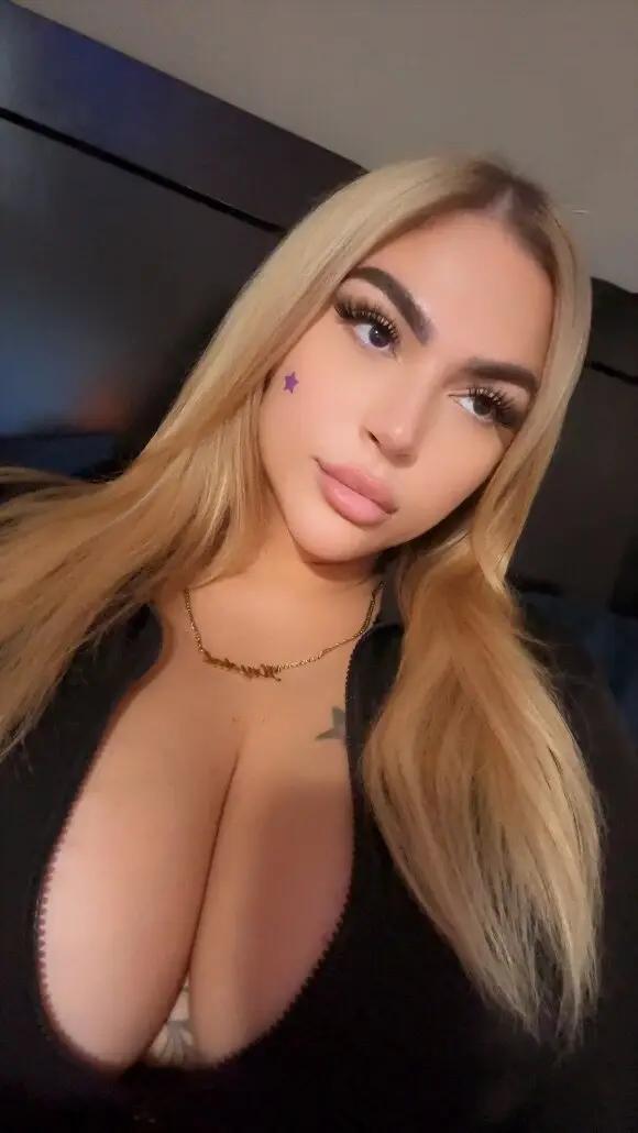 Krystal Kakess  🍑