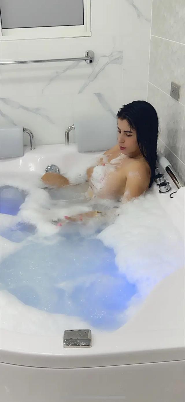Bella Alvarez