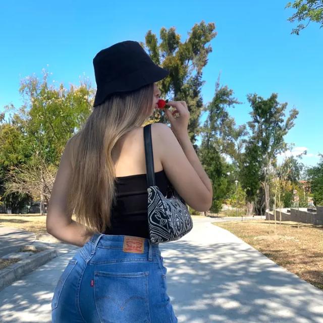 F ✨